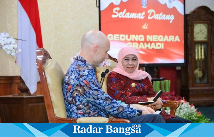 Gubernur Jawa Timur Khofifah Indar Parawansa menerima audiensi Konsulat Jenderal Amerika Serikat di Surabaya, Christopher R. Green, di Gedung Negara Grahadi, Jumat (3/10/2025) (Foto Dok Ho/RadarBangsa.co.id)