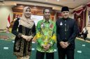 Guru viral asal Lumajang, Pak Ribut (tengah), berfoto dengan Anggota DPD RI Lia Istifhama usai peringatan Hari Jadi Provinsi Jawa Timur ke-80 (Foto Dok Ho/RadarBangsa.co.id)