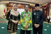 Guru viral asal Lumajang, Pak Ribut (tengah), berfoto dengan Anggota DPD RI Lia Istifhama usai peringatan Hari Jadi Provinsi Jawa Timur ke-80 (Foto Dok Ho/RadarBangsa.co.id)