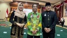 Guru viral asal Lumajang, Pak Ribut (tengah), berfoto dengan Anggota DPD RI Lia Istifhama usai peringatan Hari Jadi Provinsi Jawa Timur ke-80 (Foto Dok Ho/RadarBangsa.co.id)