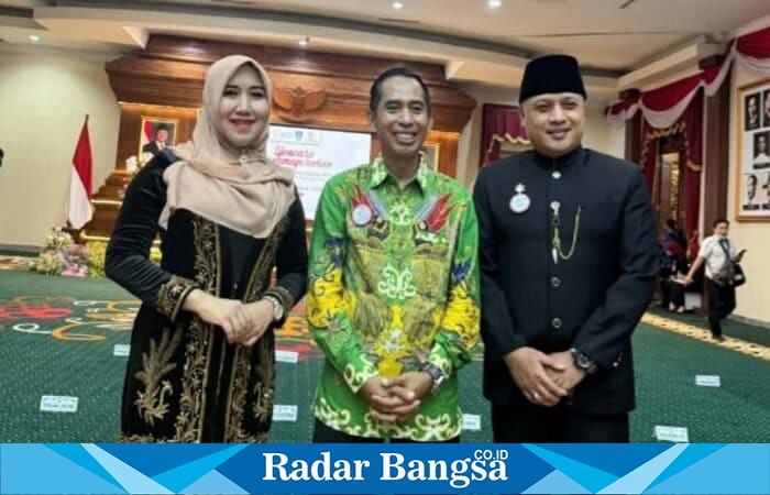 Guru viral asal Lumajang, Pak Ribut (tengah), berfoto dengan Anggota DPD RI Lia Istifhama usai peringatan Hari Jadi Provinsi Jawa Timur ke-80 (Foto Dok Ho/RadarBangsa.co.id)