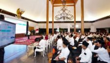 Menteri Sosial Saifullah Yusuf (Gus Ipul) berdialog dengan camat, lurah, dan kepala desa se-Banyuwangi di Pendopo Sabha Swagatha Blambangan, Kamis (2/10/2025). (Foto Dok Ho/RadarBangsa.co.id)