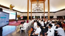 Menteri Sosial Saifullah Yusuf (Gus Ipul) berdialog dengan camat, lurah, dan kepala desa se-Banyuwangi di Pendopo Sabha Swagatha Blambangan, Kamis (2/10/2025). (Foto Dok Ho/RadarBangsa.co.id)
