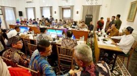 Suasana rapat koordinasi lintas kementerian dan lembaga bersama Pemerintah Kabupaten Banyuwangi terkait uji coba digitalisasi bansos, Kamis (2/10/2025). (Foto Dok Ho/RadarBangsa.co.id)