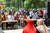 Menteri Sosial Saifullah Yusuf bersama Ketua KPTDP Luhut Binsar Panjaitan meninjau langsung proses pendataan uji coba Bansos Digital di Dusun Suko Sumbermanis, Kelurahan Gombengsari, Banyuwangi, Kamis (2/10/2025). (Foto Dok Ho/RadarBangsa.co.id)