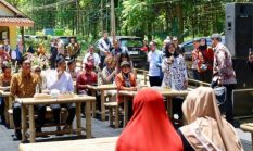 Gus Ipul Tinjau Bansos Digital di Lereng Ijen: ‘Cukup Pencet Handphone’