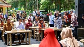 Menteri Sosial Saifullah Yusuf bersama Ketua KPTDP Luhut Binsar Panjaitan meninjau langsung proses pendataan uji coba Bansos Digital di Dusun Suko Sumbermanis, Kelurahan Gombengsari, Banyuwangi, Kamis (2/10/2025). (Foto Dok Ho/RadarBangsa.co.id)