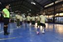 Wakil Bupati Pasuruan, Shobih Asrori, menendang bola pertama sebagai tanda dimulainya turnamen Futsal Sarungan dalam rangka Hari Santri Nasional 2025 di Lapangan Futsal King, Warungdowo, Kecamatan Pohjentrek, Sabtu (18/10/2025). (Foto Dok Ho/RadarBangsa.co.id)