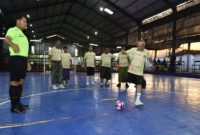 Wakil Bupati Pasuruan, Shobih Asrori, menendang bola pertama sebagai tanda dimulainya turnamen Futsal Sarungan dalam rangka Hari Santri Nasional 2025 di Lapangan Futsal King, Warungdowo, Kecamatan Pohjentrek, Sabtu (18/10/2025). (Foto Dok Ho/RadarBangsa.co.id)