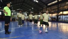 Wakil Bupati Pasuruan, Shobih Asrori, menendang bola pertama sebagai tanda dimulainya turnamen Futsal Sarungan dalam rangka Hari Santri Nasional 2025 di Lapangan Futsal King, Warungdowo, Kecamatan Pohjentrek, Sabtu (18/10/2025). (Foto Dok Ho/RadarBangsa.co.id)