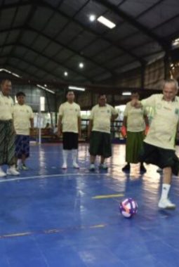 Gus Shobih Tendang Bola Perdana, Futsal Sarungan di Pasuruan Resmi Bergulir