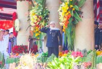 Gubernur Jawa Timur Khofifah Indar Parawansa memimpin Upacara Peringatan Hari Jadi ke-80 Provinsi Jawa Timur di Gedung Negara Grahadi, Surabaya, Minggu (12/10/2025). (Foto Dok Ho/RadarBangsa.co.id)