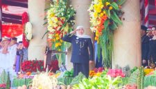Gubernur Jawa Timur Khofifah Indar Parawansa memimpin Upacara Peringatan Hari Jadi ke-80 Provinsi Jawa Timur di Gedung Negara Grahadi, Surabaya, Minggu (12/10/2025). (Foto Dok Ho/RadarBangsa.co.id)