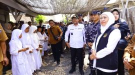 Gubernur Jawa Timur Khofifah Indar Parawansa bersama jajaran TNI meninjau pelaksanaan program Rumah Tinggal Layak Huni (Rutilahu) dalam rangka HUT ke-80 TNI, Minggu (5/10/2025). (Dok Foto Ho/RadarBangsa.co.id)