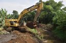 Petugas Dinas SDA Cipta Karya dan Tata Ruang Kabupaten Pasuruan melakukan pengerukan sungai di Desa Bandaran, Kecamatan Winongan, Jumat (24/10/2025). Normalisasi dilakukan untuk mengantisipasi banjir saat musim hujan. (Foto Dok Ho/RadarBangsa.co.id)