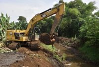 Petugas Dinas SDA Cipta Karya dan Tata Ruang Kabupaten Pasuruan melakukan pengerukan sungai di Desa Bandaran, Kecamatan Winongan, Jumat (24/10/2025). Normalisasi dilakukan untuk mengantisipasi banjir saat musim hujan. (Foto Dok Ho/RadarBangsa.co.id)