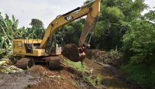 Petugas Dinas SDA Cipta Karya dan Tata Ruang Kabupaten Pasuruan melakukan pengerukan sungai di Desa Bandaran, Kecamatan Winongan, Jumat (24/10/2025). Normalisasi dilakukan untuk mengantisipasi banjir saat musim hujan. (Foto Dok Ho/RadarBangsa.co.id)