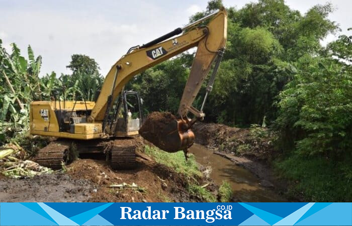 Petugas Dinas SDA Cipta Karya dan Tata Ruang Kabupaten Pasuruan melakukan pengerukan sungai di Desa Bandaran, Kecamatan Winongan, Jumat (24/10/2025). Normalisasi dilakukan untuk mengantisipasi banjir saat musim hujan. (Foto Dok Ho/RadarBangsa.co.id)