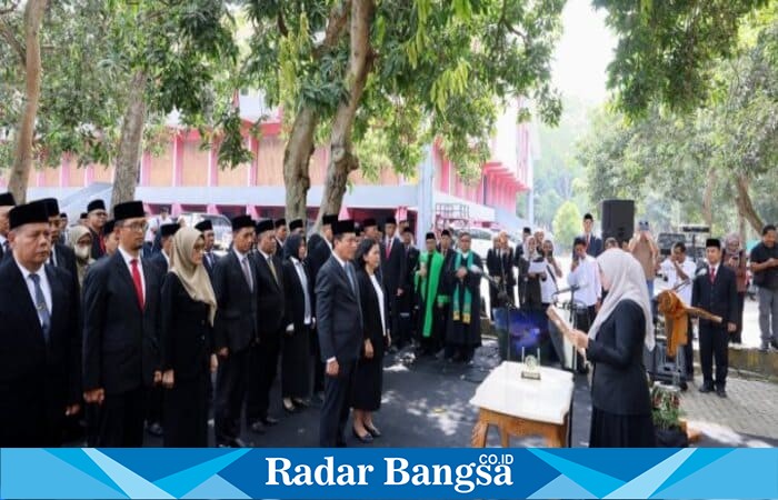 Bupati Banyuwangi Ipuk Fiestiandani melantik 34 pejabat Pimpinan Tinggi Pratama, Administrator, dan Pengawas di lingkungan Pemkab Banyuwangi, di GOR Tawangalun, Rabu (15/10/2025). (Foto Dok Ho/RadarBangsa.co.id)