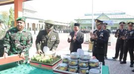 Kapolres Lamongan AKBP Agus Dwi Suryanto, S.I.K., M.H. bersama jajaran memberikan tumpeng sebagai kejutan peringatan HUT TNI ke-80 di Makodim 0812/Lamongan, Minggu (5/10/2025) (Foto Dok Ho/RadarBangsa.co.id)