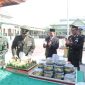 Kapolres Lamongan AKBP Agus Dwi Suryanto, S.I.K., M.H. bersama jajaran memberikan tumpeng sebagai kejutan peringatan HUT TNI ke-80 di Makodim 0812/Lamongan, Minggu (5/10/2025) (Foto Dok Ho/RadarBangsa.co.id)