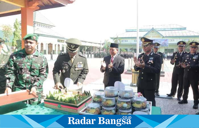 Kapolres Lamongan AKBP Agus Dwi Suryanto, S.I.K., M.H. bersama jajaran memberikan tumpeng sebagai kejutan peringatan HUT TNI ke-80 di Makodim 0812/Lamongan, Minggu (5/10/2025) (Foto Dok Ho/RadarBangsa.co.id)