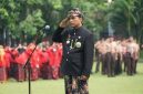 Bupati Bangkalan, Lukman Hakim, memimpin upacara peringatan Hari Jadi Kabupaten Bangkalan ke-494 di Halaman Kantor Bupati, Kamis (24/10). (Foto Dok Ho/RadarBangsa.co.id)