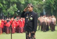 Bupati Bangkalan, Lukman Hakim, memimpin upacara peringatan Hari Jadi Kabupaten Bangkalan ke-494 di Halaman Kantor Bupati, Kamis (24/10). (Foto Dok Ho/RadarBangsa.co.id)