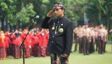 Bupati Bangkalan, Lukman Hakim, memimpin upacara peringatan Hari Jadi Kabupaten Bangkalan ke-494 di Halaman Kantor Bupati, Kamis (24/10). (Foto Dok Ho/RadarBangsa.co.id)