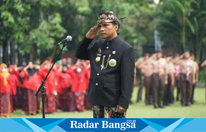 Bupati Bangkalan, Lukman Hakim, memimpin upacara peringatan Hari Jadi Kabupaten Bangkalan ke-494 di Halaman Kantor Bupati, Kamis (24/10). (Foto Dok Ho/RadarBangsa.co.id)