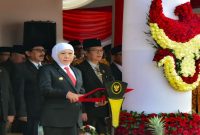 Gubernur Jawa Timur Khofifah Indar Parawansa memimpin upacara Peringatan Hari Kesaktian Pancasila di Gedung Negara Grahadi, Surabaya, Selasa (1/10). (Foto Dok Ho/RadarBangsa.co.id)