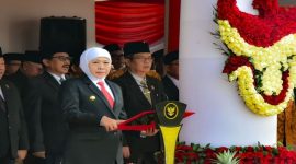 Gubernur Jawa Timur Khofifah Indar Parawansa memimpin upacara Peringatan Hari Kesaktian Pancasila di Gedung Negara Grahadi, Surabaya, Selasa (1/10). (Foto Dok Ho/RadarBangsa.co.id)