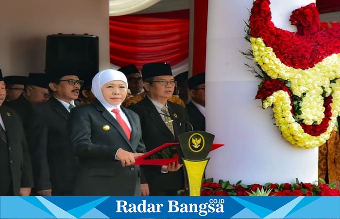 Gubernur Jawa Timur Khofifah Indar Parawansa memimpin upacara Peringatan Hari Kesaktian Pancasila di Gedung Negara Grahadi, Surabaya, Selasa (1/10). (Foto Dok Ho/RadarBangsa.co.id)