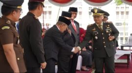 Wakil Bupati Pasuruan Shobih Asrori bersalaman dengan Dandim 0819 Pasuruan Letkol Inf. Boga Bramiko seusai upacara peringatan Hari Kesaktian Pancasila di halaman Kantor Bupati Pasuruan. (Foto Dok Ho/RadarBangsa.co.id)