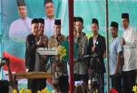 Kapolsek Tikung AKP Anang Purwo Widodo S.H. menghadiri peringatan Hari Santri Nasional 2025 di Perumahan Tikung Kota Baru, Lamongan, Jumat (24/10/2025). (Foto Dok Ho/RadarBangsa.co.id)