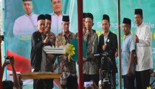 Kapolsek Tikung AKP Anang Purwo Widodo S.H. menghadiri peringatan Hari Santri Nasional 2025 di Perumahan Tikung Kota Baru, Lamongan, Jumat (24/10/2025). (Foto Dok Ho/RadarBangsa.co.id)