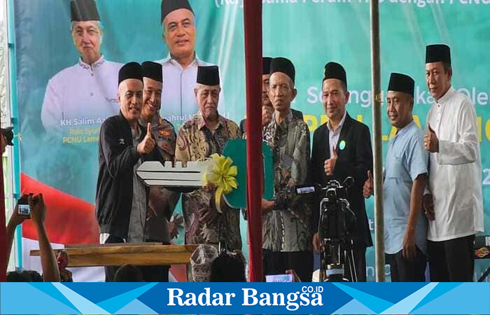 Kapolsek Tikung AKP Anang Purwo Widodo S.H. menghadiri peringatan Hari Santri Nasional 2025 di Perumahan Tikung Kota Baru, Lamongan, Jumat (24/10/2025). (Foto Dok Ho/RadarBangsa.co.id)
