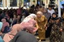 Wakil Bupati Malang, Dra. Hj. Lathifah Shohib, tampak hadir dan berbaur dengan jamaah saat menghadiri Haul KH Ahmad Badri Rofi’i ke-11 dan Nyai Hj. Siti Rohmah ke-6 di Pondok Pesantren Miftahul Ulum Amtsilati, Desa Sukolilo, Kecamatan Jabung, Selasa (7/10/2025). (Foto Dok Ho/RadarBangsa.co.id)