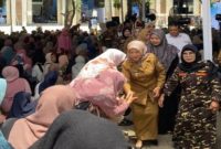 Wakil Bupati Malang, Dra. Hj. Lathifah Shohib, tampak hadir dan berbaur dengan jamaah saat menghadiri Haul KH Ahmad Badri Rofi’i ke-11 dan Nyai Hj. Siti Rohmah ke-6 di Pondok Pesantren Miftahul Ulum Amtsilati, Desa Sukolilo, Kecamatan Jabung, Selasa (7/10/2025). (Foto Dok Ho/RadarBangsa.co.id)