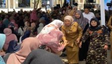 Wakil Bupati Malang, Dra. Hj. Lathifah Shohib, tampak hadir dan berbaur dengan jamaah saat menghadiri Haul KH Ahmad Badri Rofi’i ke-11 dan Nyai Hj. Siti Rohmah ke-6 di Pondok Pesantren Miftahul Ulum Amtsilati, Desa Sukolilo, Kecamatan Jabung, Selasa (7/10/2025). (Foto Dok Ho/RadarBangsa.co.id)
