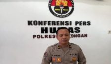Kasi Humas Polres Lamongan, Ipda M. Hamzaid, memberikan keterangan pers terkait penanganan kasus dugaan kekerasan di salah satu pondok pesantren di Lamongan, Rabu (29/10/2025). (Dok. Polres Lamongan)