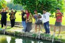 Senator asal Jawa Timur, Lia Istifhama (tengah berkerudung merah), tampak akrab dan santai memancing bersama warga di salah satu kolam pemancingan di Kabupaten Nganjuk. Momen kebersamaan itu mencerminkan sikap rendah hati dan kedekatan Ning Lia dengan masyarakat. (Foto Dok Ho/RadarBangsa.co.id)