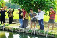 Senator asal Jawa Timur, Lia Istifhama (tengah berkerudung merah), tampak akrab dan santai memancing bersama warga di salah satu kolam pemancingan di Kabupaten Nganjuk. Momen kebersamaan itu mencerminkan sikap rendah hati dan kedekatan Ning Lia dengan masyarakat. (Foto Dok Ho/RadarBangsa.co.id)