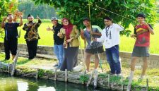 Senator asal Jawa Timur, Lia Istifhama (tengah berkerudung merah), tampak akrab dan santai memancing bersama warga di salah satu kolam pemancingan di Kabupaten Nganjuk. Momen kebersamaan itu mencerminkan sikap rendah hati dan kedekatan Ning Lia dengan masyarakat. (Foto Dok Ho/RadarBangsa.co.id)