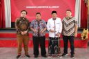 Sekda Bangkalan Ismed Efendi bersama perwakilan IAI Jatim saat pembukaan Workshop Revitalisasi Alun-Alun Bangkalan di Pendopo Agung, Jumat (17/10/2025). (Foto Dok Ho/RadarBangsa.co.id)