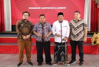 Sekda Bangkalan Ismed Efendi bersama perwakilan IAI Jatim saat pembukaan Workshop Revitalisasi Alun-Alun Bangkalan di Pendopo Agung, Jumat (17/10/2025). (Foto Dok Ho/RadarBangsa.co.id)