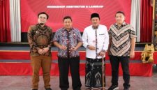 Sekda Bangkalan Ismed Efendi bersama perwakilan IAI Jatim saat pembukaan Workshop Revitalisasi Alun-Alun Bangkalan di Pendopo Agung, Jumat (17/10/2025). (Foto Dok Ho/RadarBangsa.co.id)