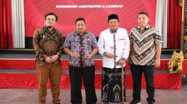Sekda Bangkalan Ismed Efendi bersama perwakilan IAI Jatim saat pembukaan Workshop Revitalisasi Alun-Alun Bangkalan di Pendopo Agung, Jumat (17/10/2025). (Foto Dok Ho/RadarBangsa.co.id)