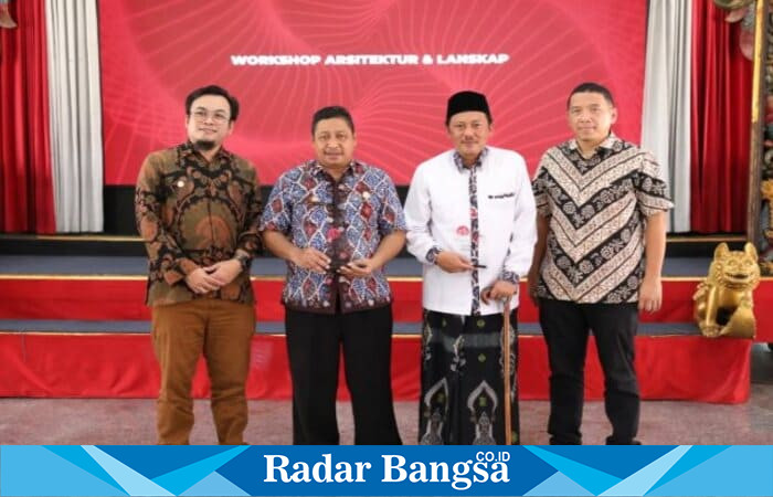 Sekda Bangkalan Ismed Efendi bersama perwakilan IAI Jatim saat pembukaan Workshop Revitalisasi Alun-Alun Bangkalan di Pendopo Agung, Jumat (17/10/2025). (Foto Dok Ho/RadarBangsa.co.id)
