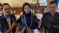 Ketua DPW Partai NasDem Jawa Timur, Lita Machfud Arifin, bersama Sekretaris DPW, Aminurokhman dan Ketua DPD Partai NasDem Kota Kediri, Adi Suwono